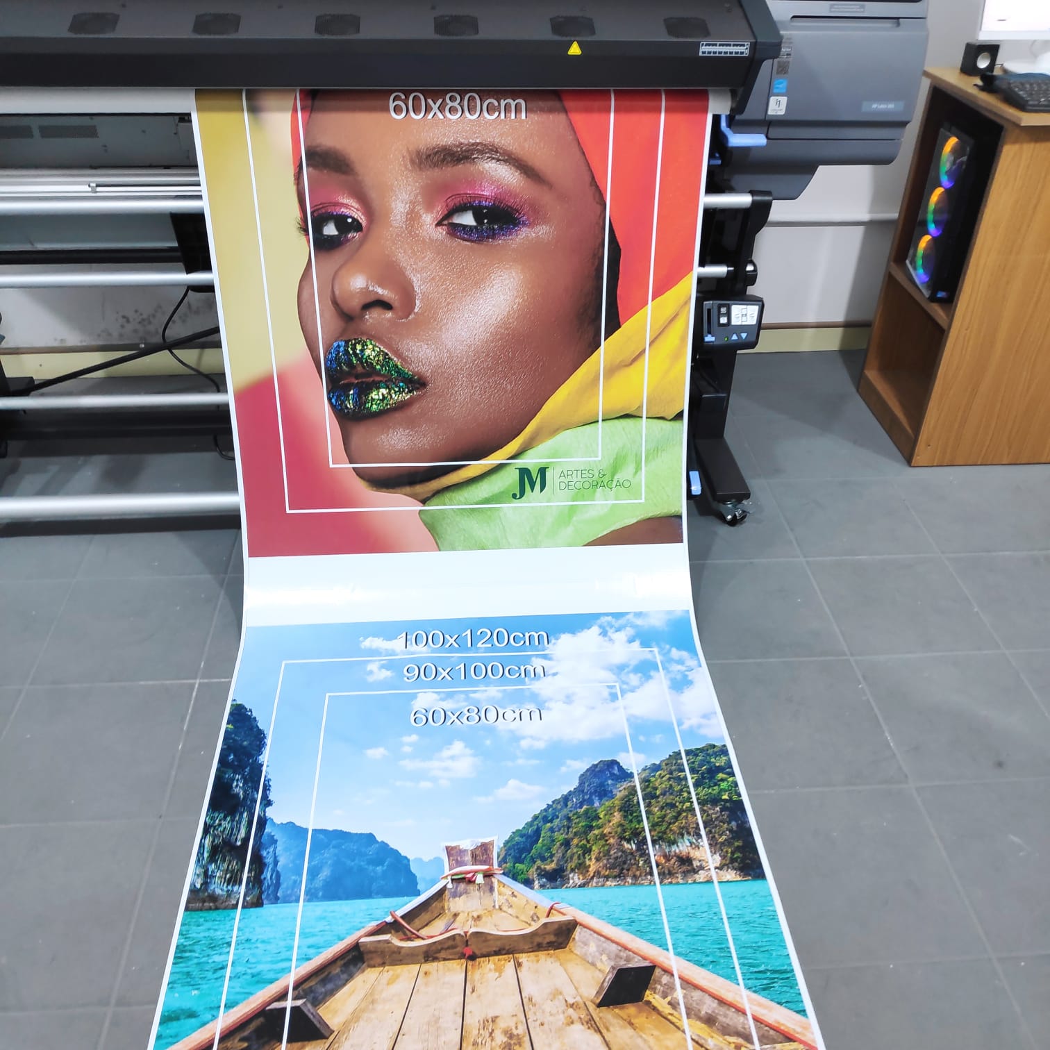 Painel publicitário de grande formato instalado em fachada urbana.