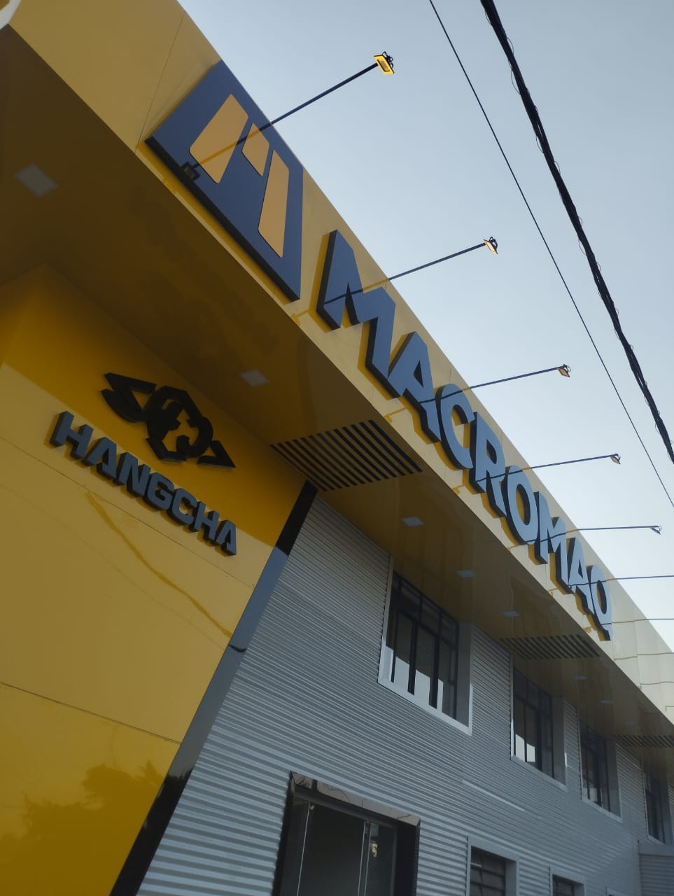 Fachada comercial com revestimento em ACM e letreiro em alto relevo.