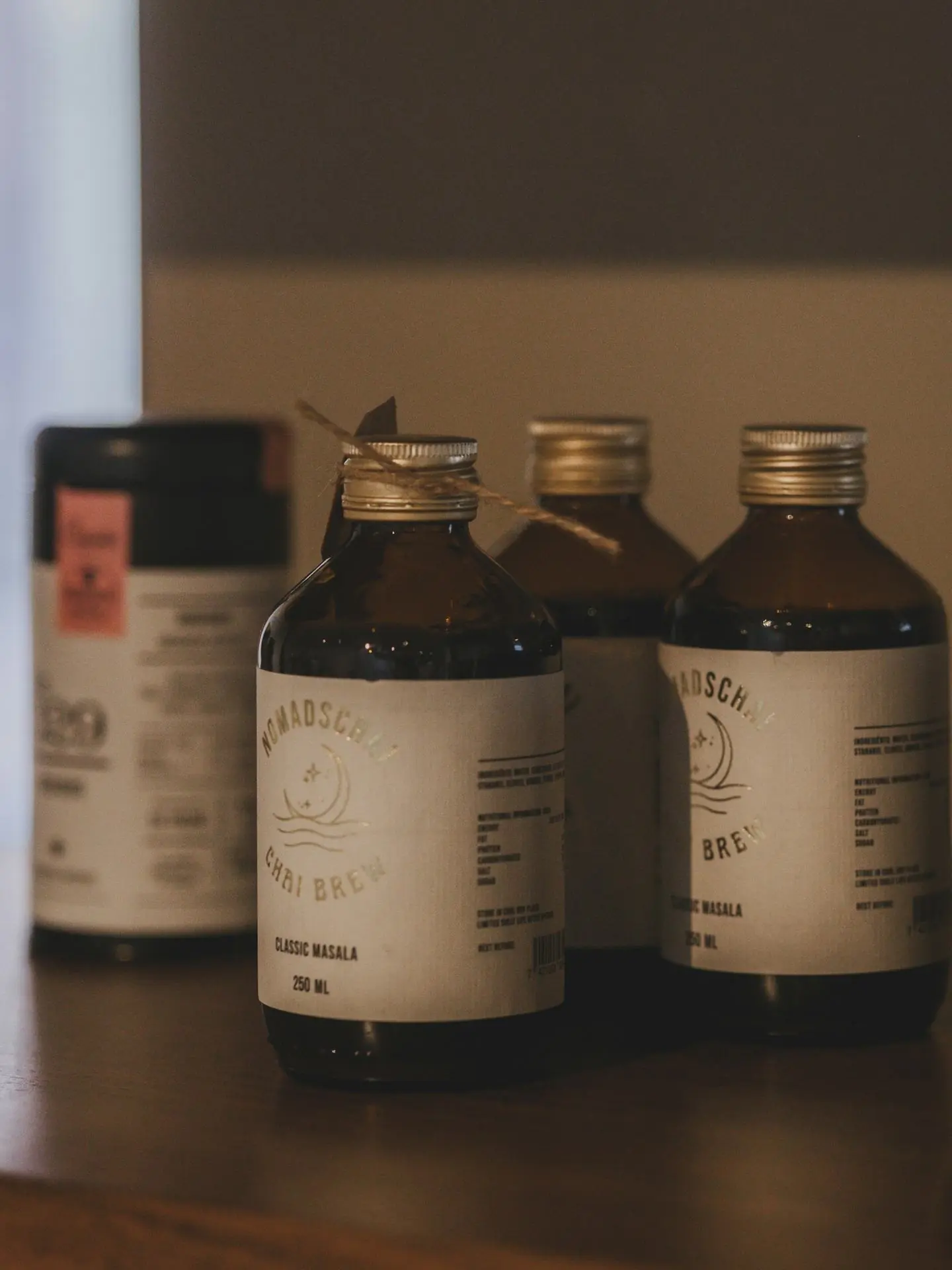 Garrafas com rótulos aplicados sobre superfície de madeira.