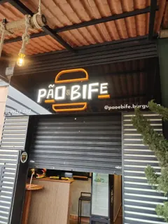Miniatura: Fachada da Meu Espaço Pet com painel amarelo e letras roxas em ambiente interno comercial.